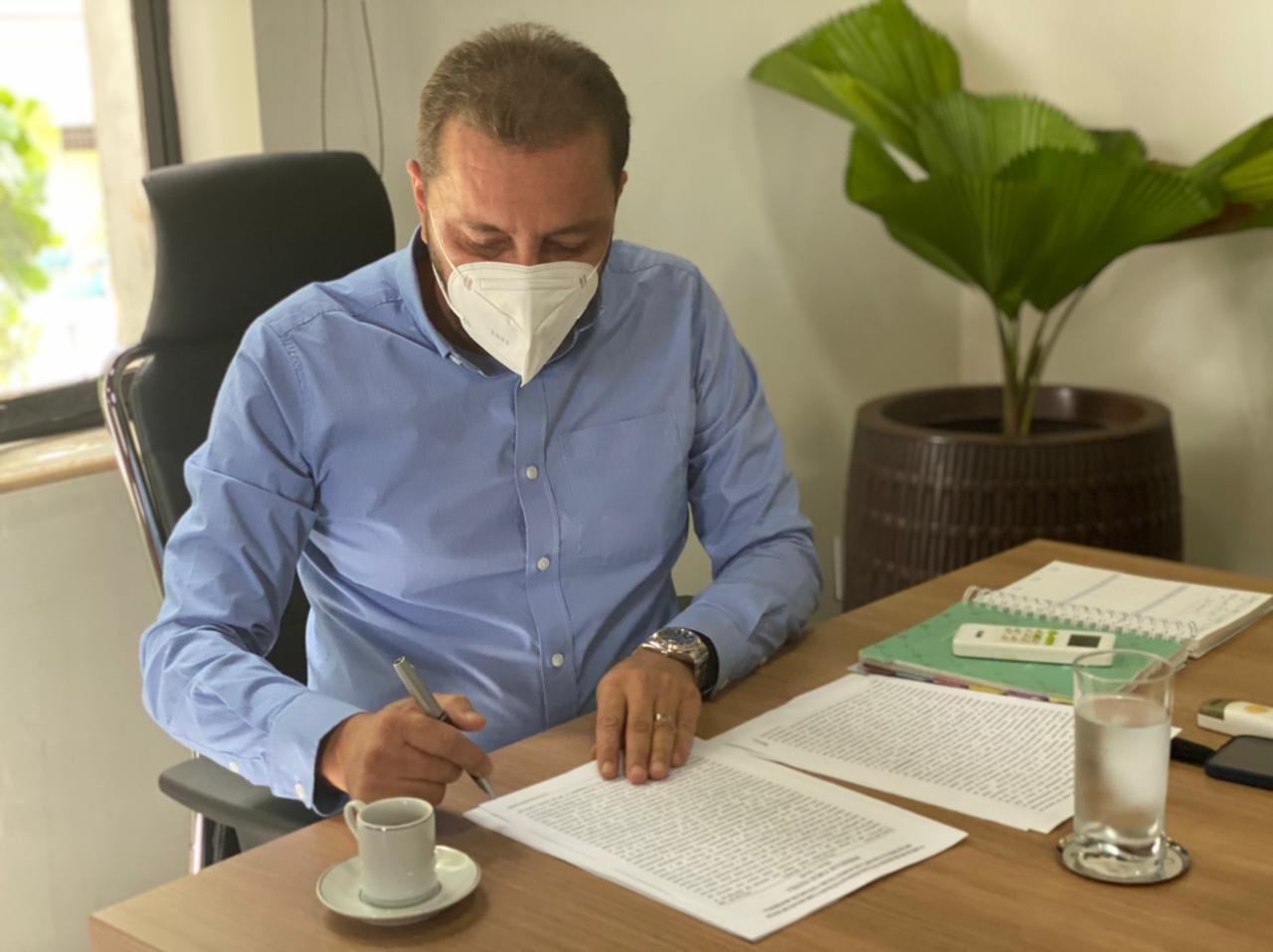 Prefeito assinou o ato que formalizou a transferência da área 